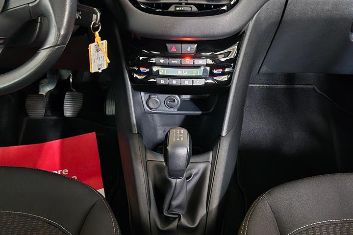 Grå Peugeot 208 fra 2019
