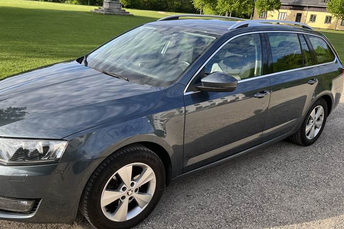 Grå Skoda Octavia fra 2016