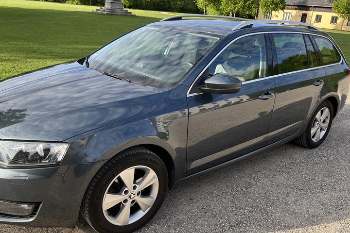 Grå Skoda Octavia fra 2016