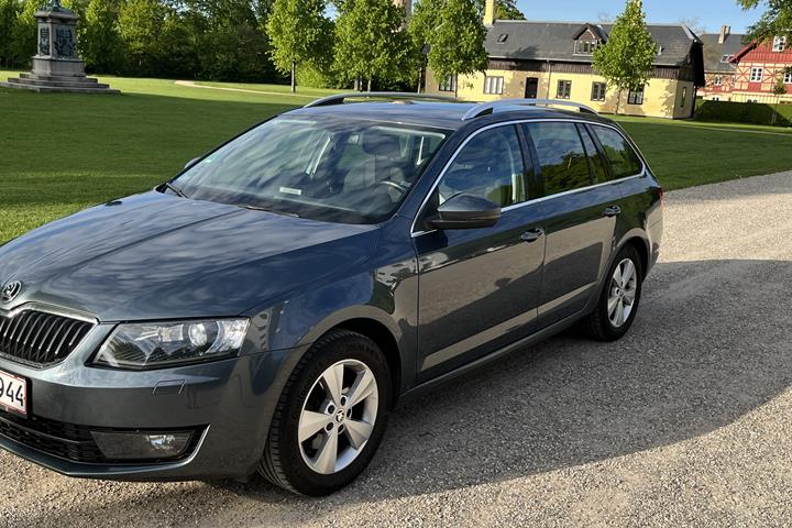 Grå Skoda Octavia fra 2016