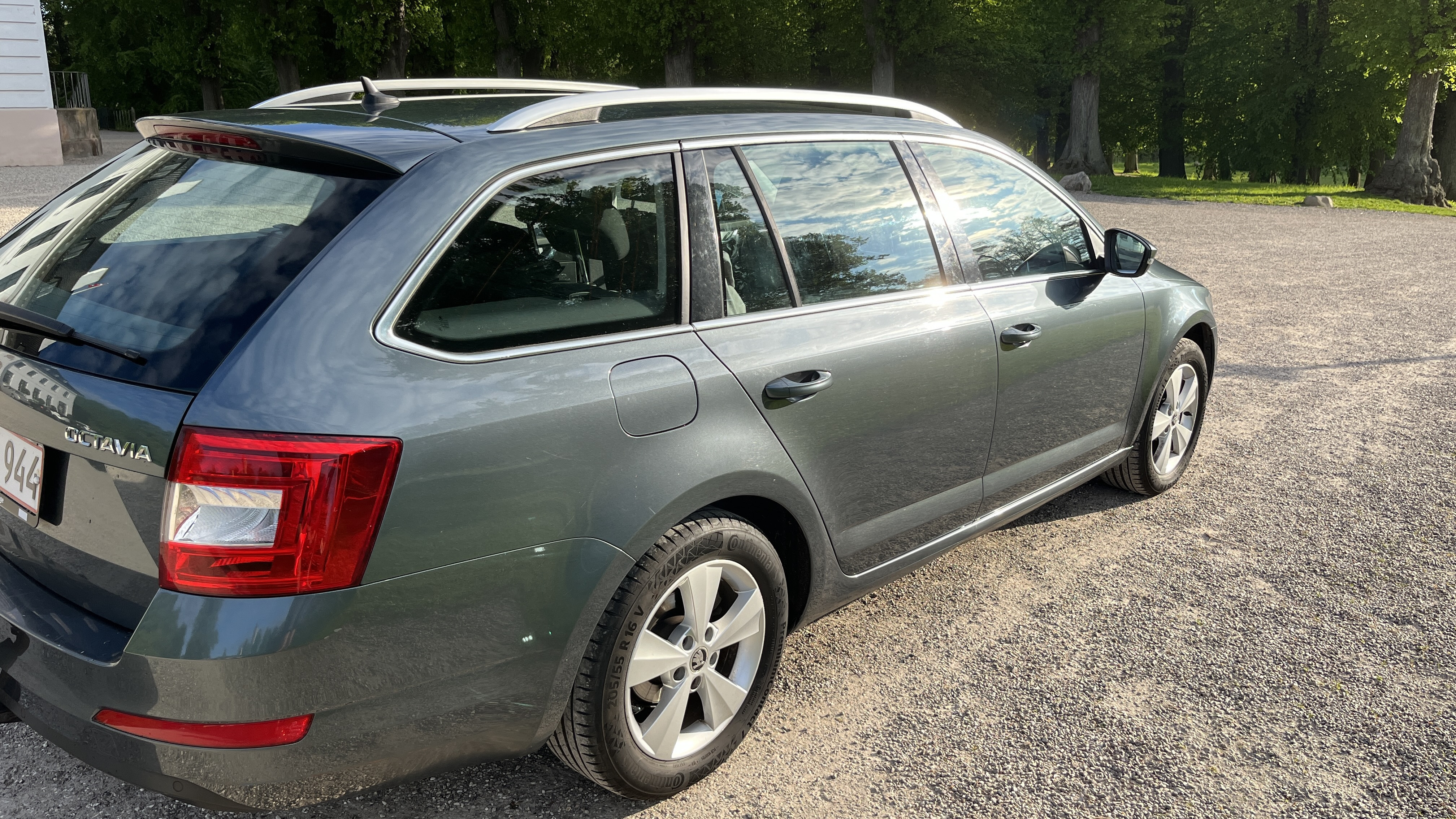 Grå Skoda Octavia fra 2016