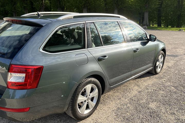 Grå Skoda Octavia fra 2016