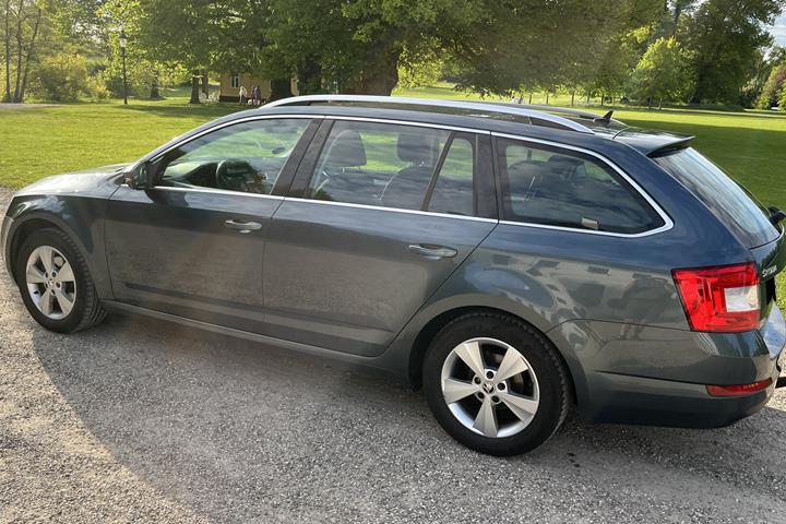 Grå Skoda Octavia fra 2016