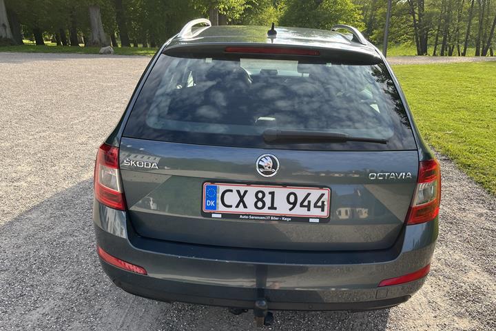Grå Skoda Octavia fra 2016