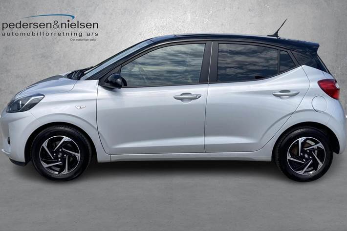 Grå Hyundai i10 fra 2020