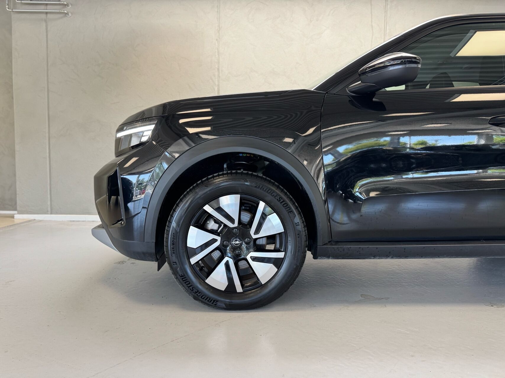 Sort Opel Frontera fra 2025