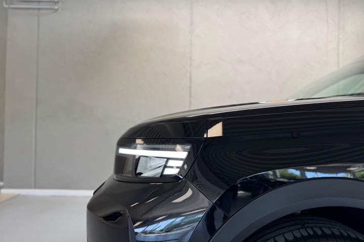 Sort Opel Frontera fra 2025
