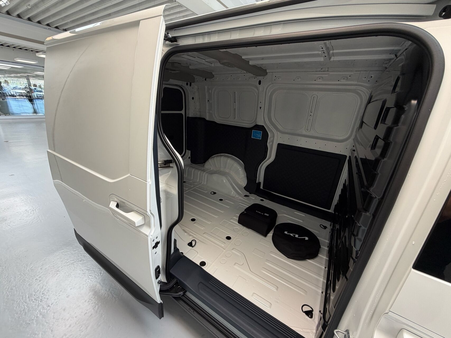 Hvid Kia PV5 Cargo fra 2026 set udefra