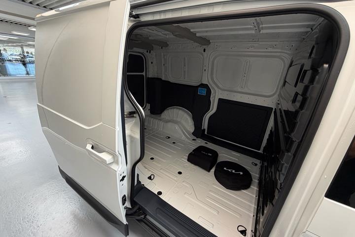 Hvid Kia PV5 Cargo fra 2026 set udefra