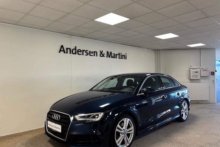 Blå Audi A3 fra 2019 set udefra
