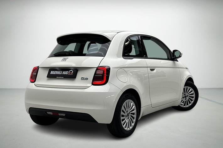 Hvid Fiat 500e fra 2023