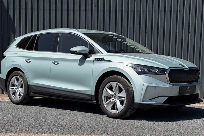 Grøn Skoda Enyaq fra 2022 set udefra