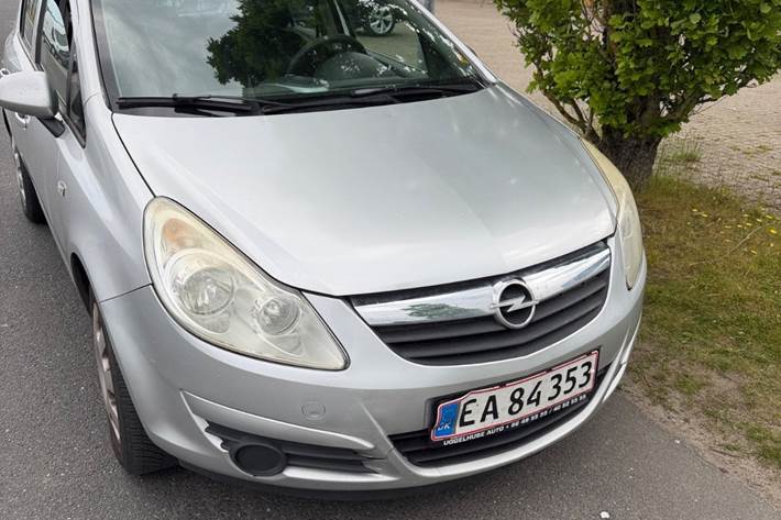 Sølv Opel Corsa fra 2008