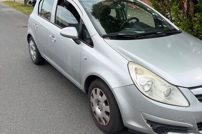 Sølv Opel Corsa fra 2008