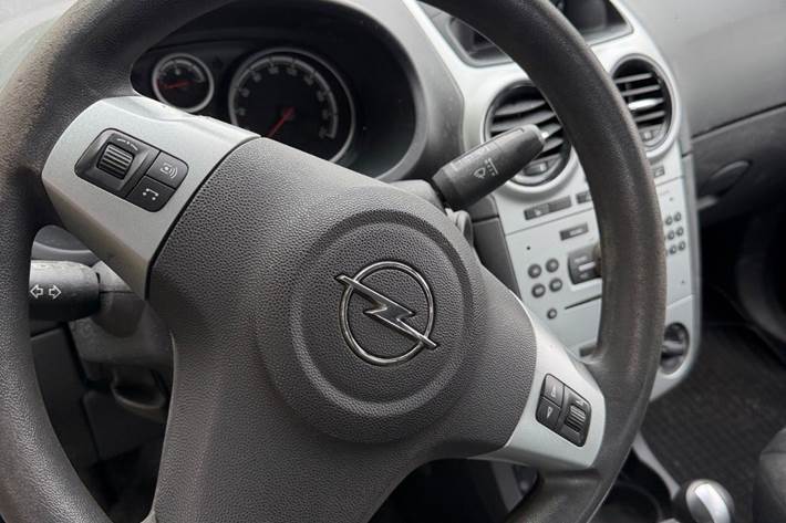 Sølv Opel Corsa fra 2008