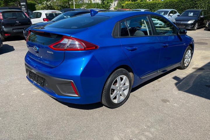 Blå Hyundai Ioniq fra 2017