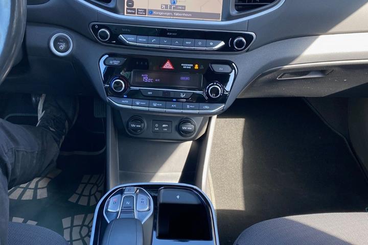 Blå Hyundai Ioniq fra 2017