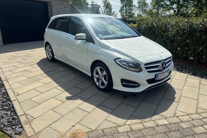 Hvid Mercedes B180 fra 2015