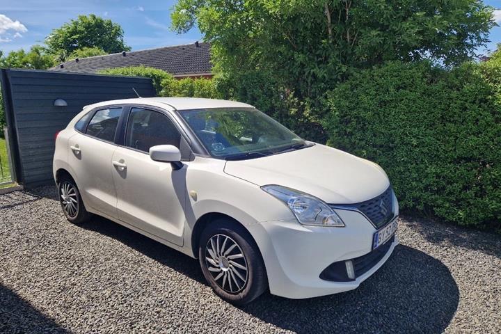Hvid Suzuki Baleno fra 2016 set udefra