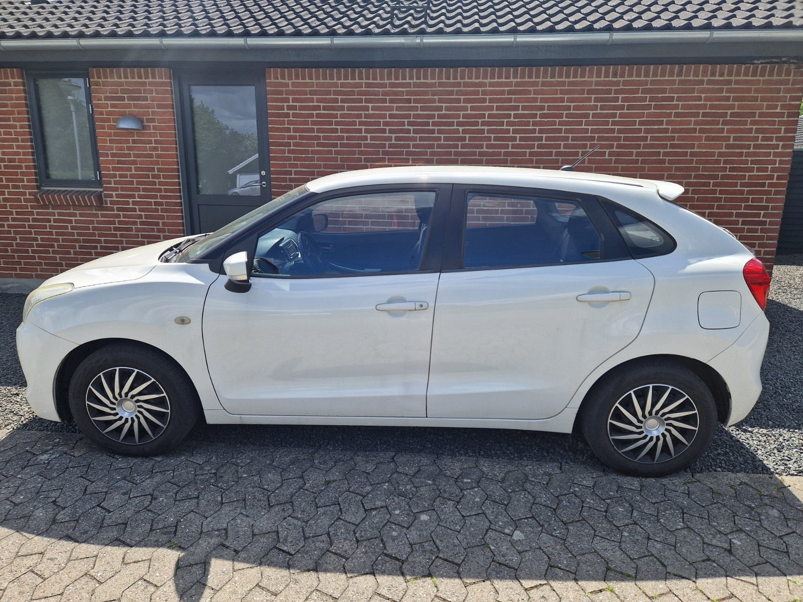 Hvid Suzuki Baleno fra 2016
