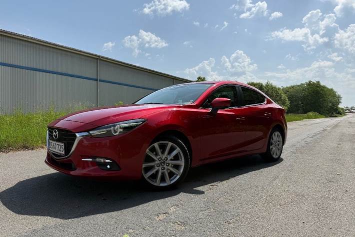 Rød Mazda 3 fra 2017