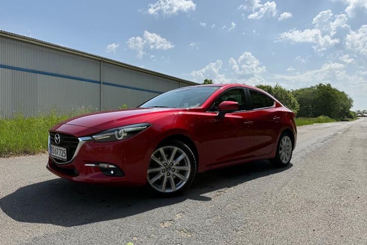Rød Mazda 3 fra 2017 set udefra