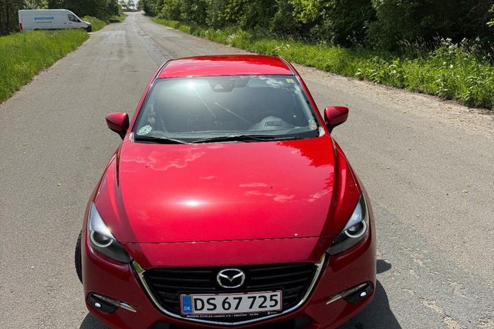 Rød Mazda 3 fra 2017