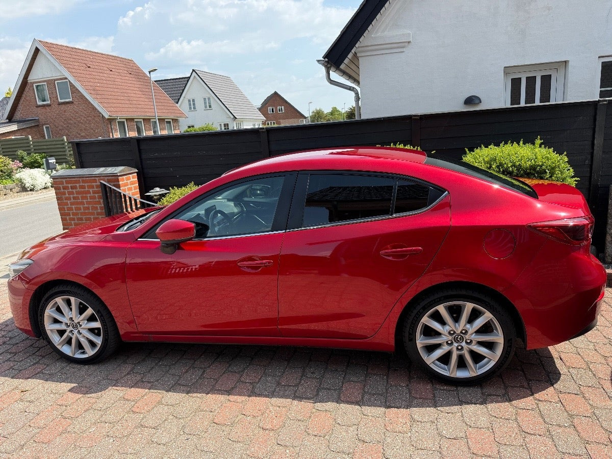 Rød Mazda 3 fra 2017
