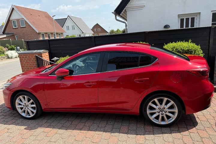 Rød Mazda 3 fra 2017