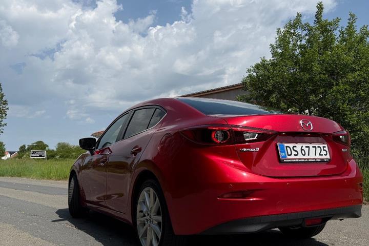 Rød Mazda 3 fra 2017