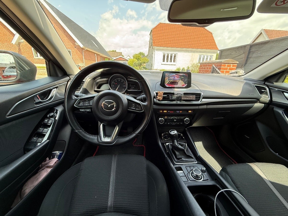 Rød Mazda 3 fra 2017