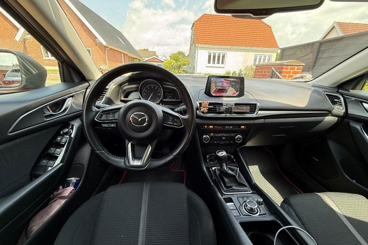 Rød Mazda 3 fra 2017