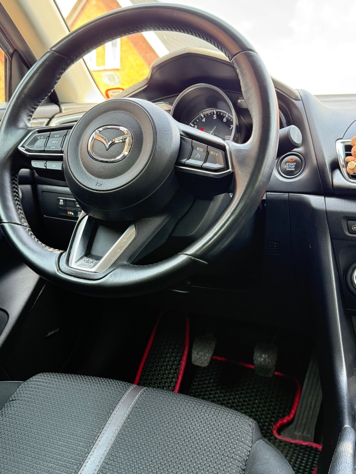 Rød Mazda 3 fra 2017
