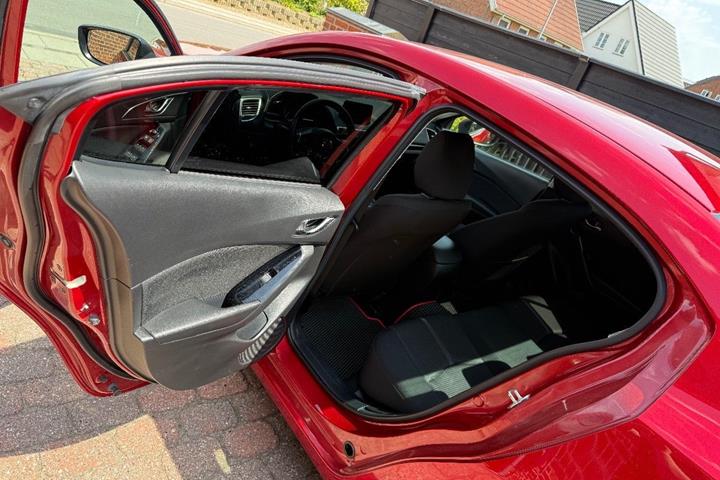 Rød Mazda 3 fra 2017
