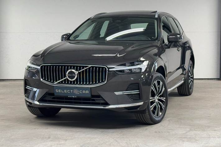 Grå Volvo XC60 fra 2022 set udefra