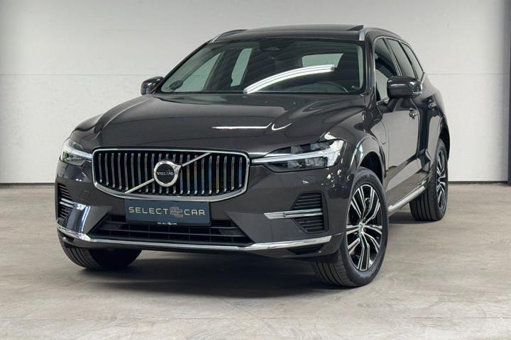 Grå Volvo XC60 fra 2022 set udefra