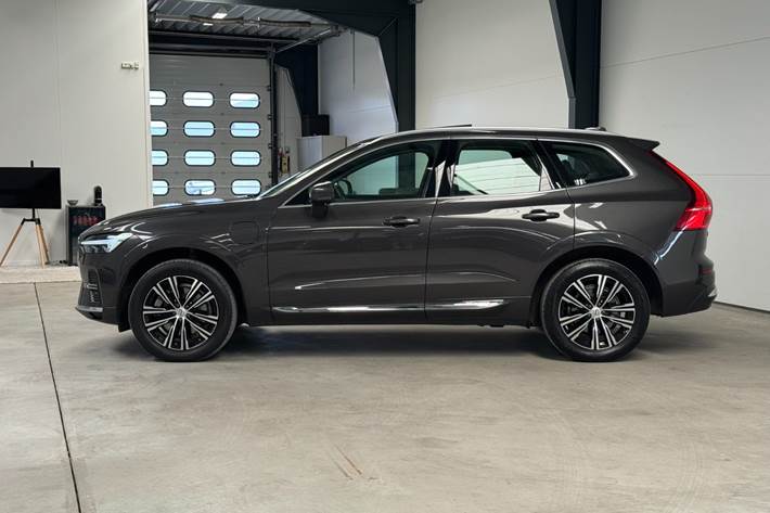 Grå Volvo XC60 fra 2022