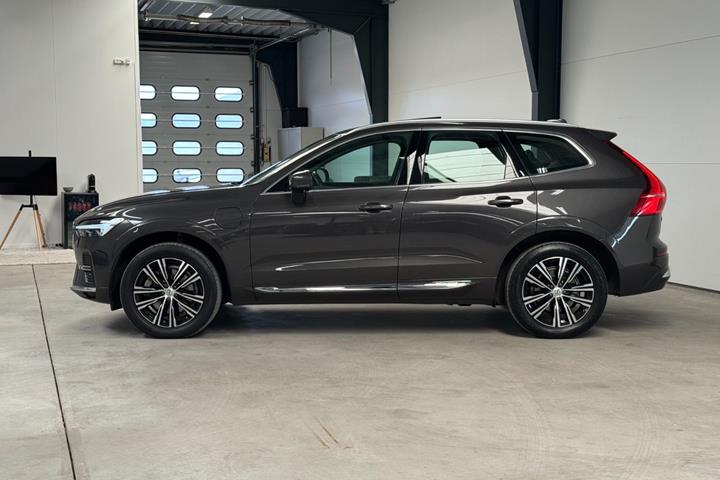 Grå Volvo XC60 fra 2022