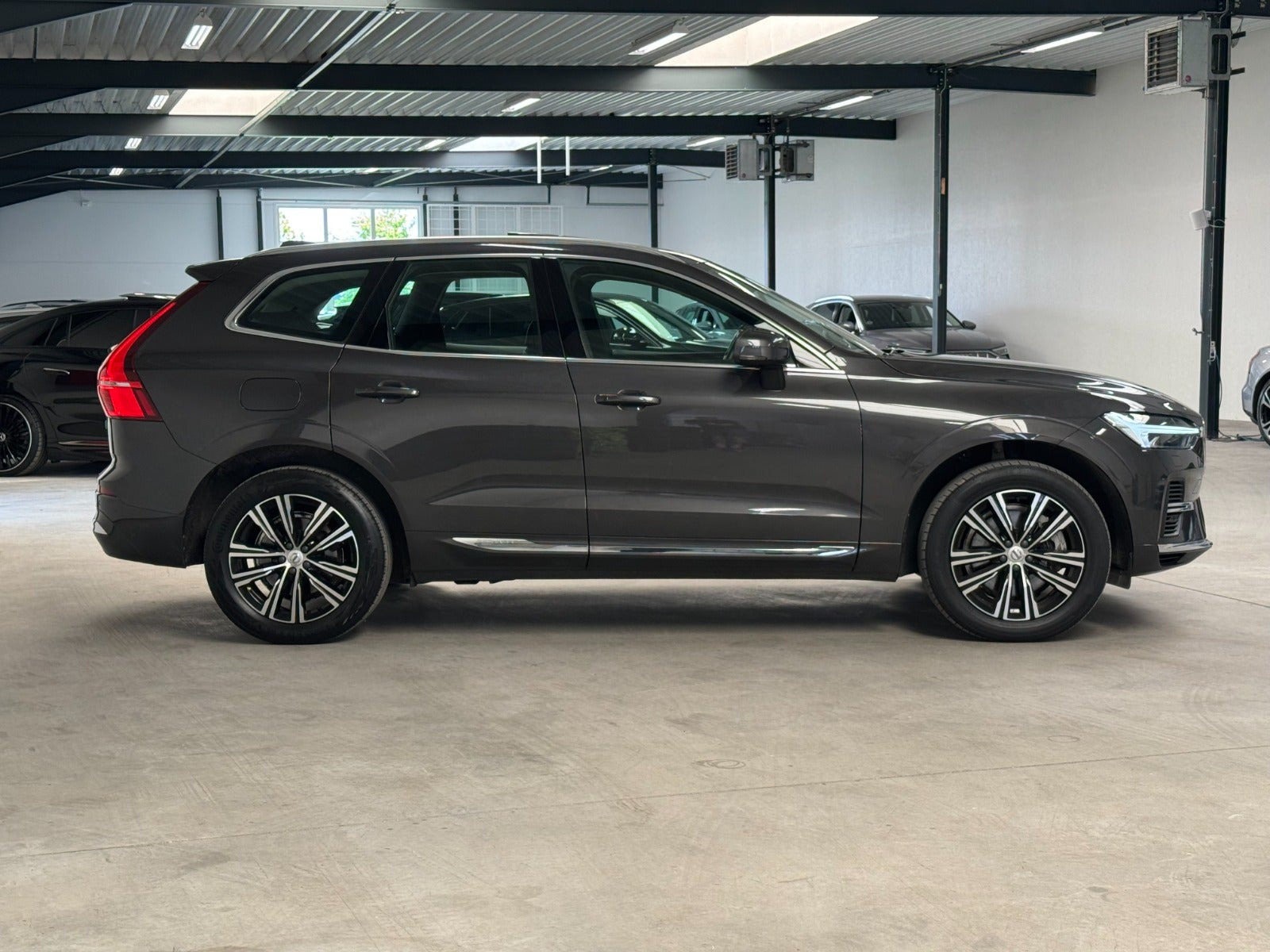 Grå Volvo XC60 fra 2022