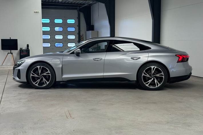 Sølv Audi e-tron GT fra 2022