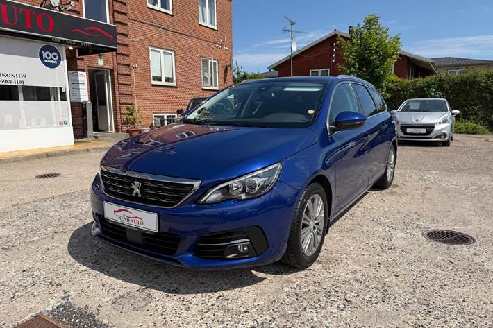 Blå Peugeot 308 fra 2020