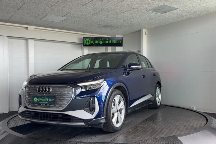 Blå Audi Q4 e-tron fra 2024 set udefra