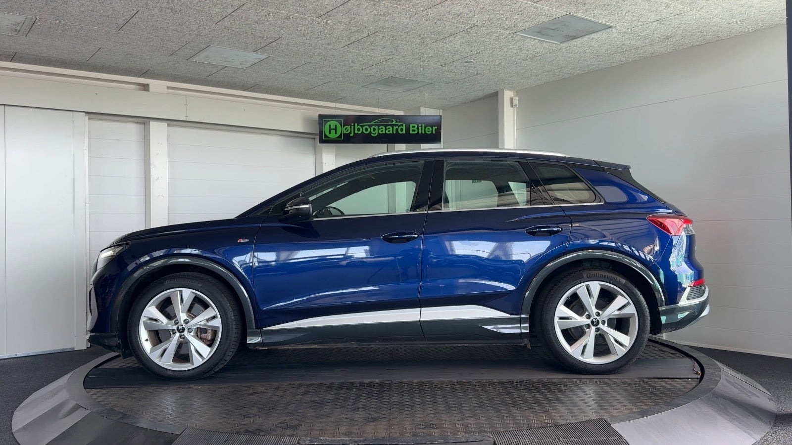Blå Audi Q4 e-tron fra 2024