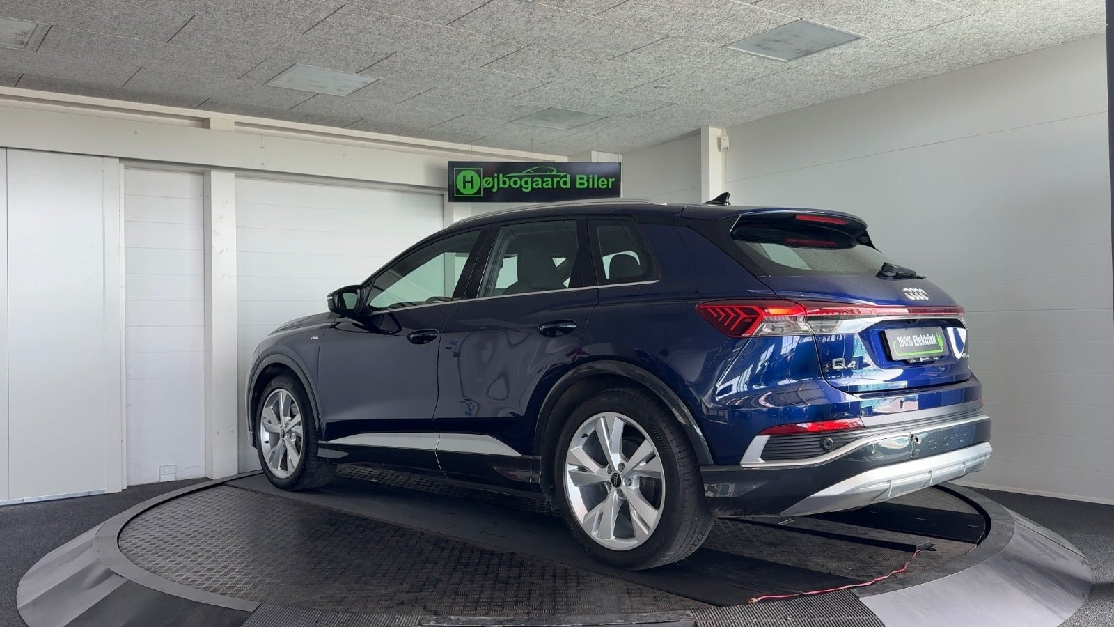 Blå Audi Q4 e-tron fra 2024
