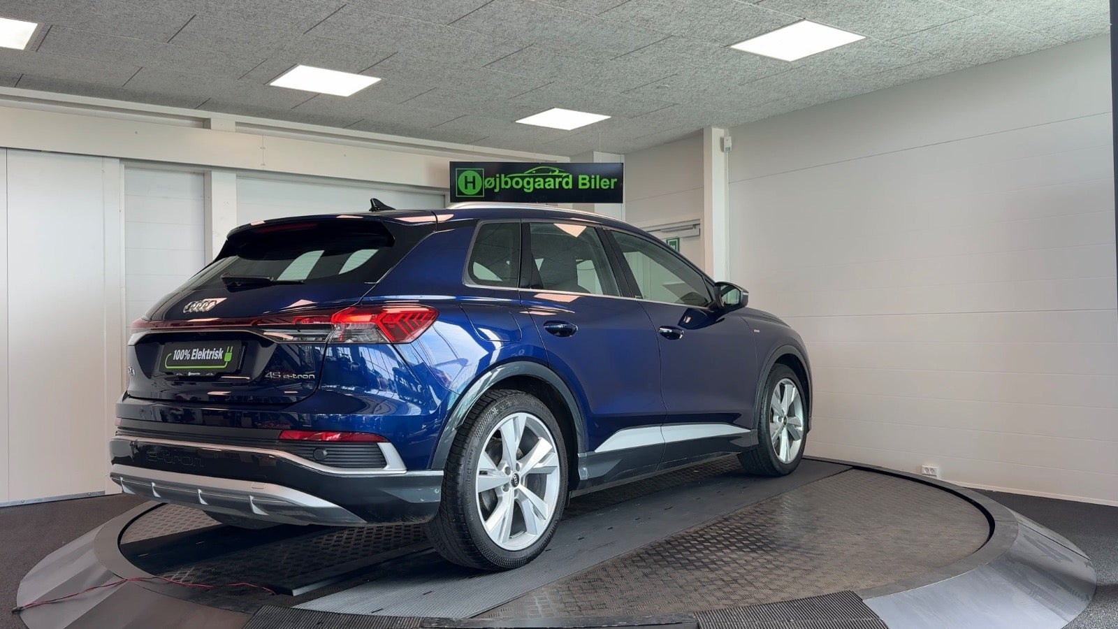 Blå Audi Q4 e-tron fra 2024