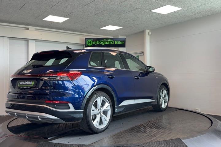 Blå Audi Q4 e-tron fra 2024