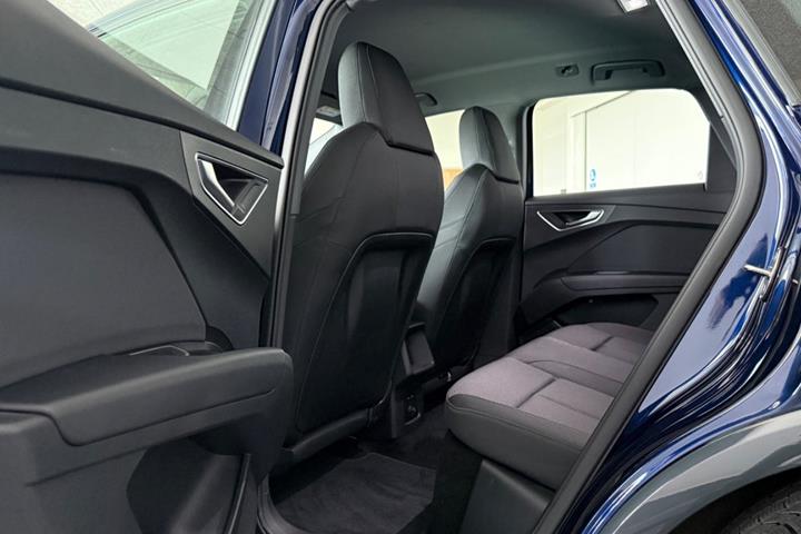 Blå Audi Q4 e-tron fra 2024