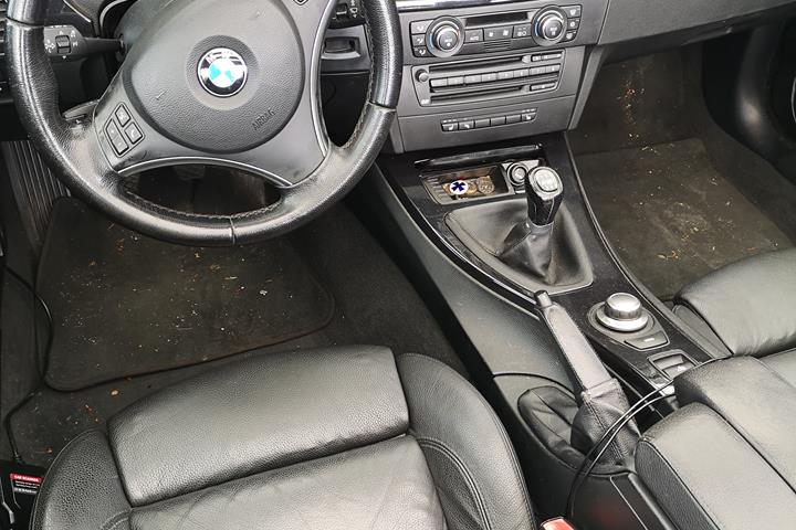 Sort BMW 325i fra 2007