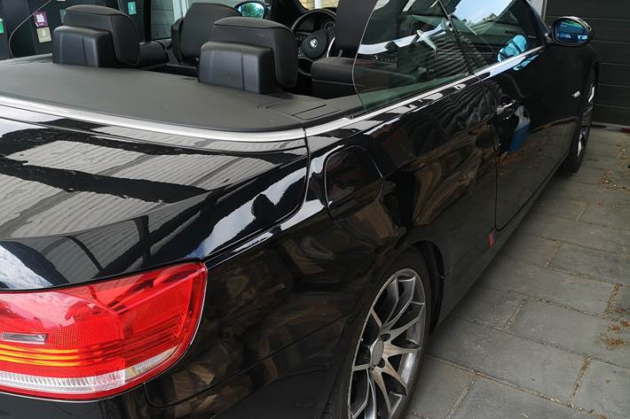 Sort BMW 325i fra 2007
