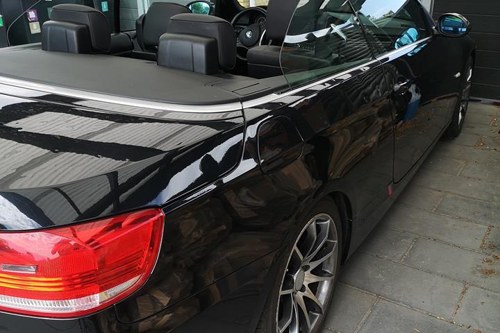 Sort BMW 325i fra 2007